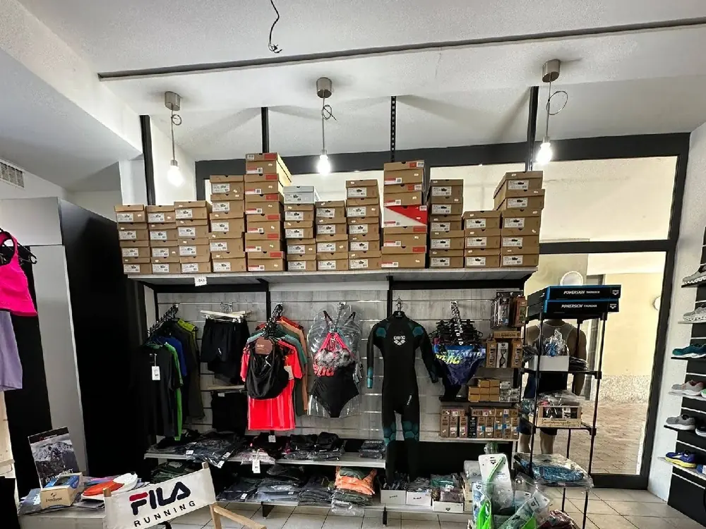Gli scaffali con scarpe, mute e abbigliamento
